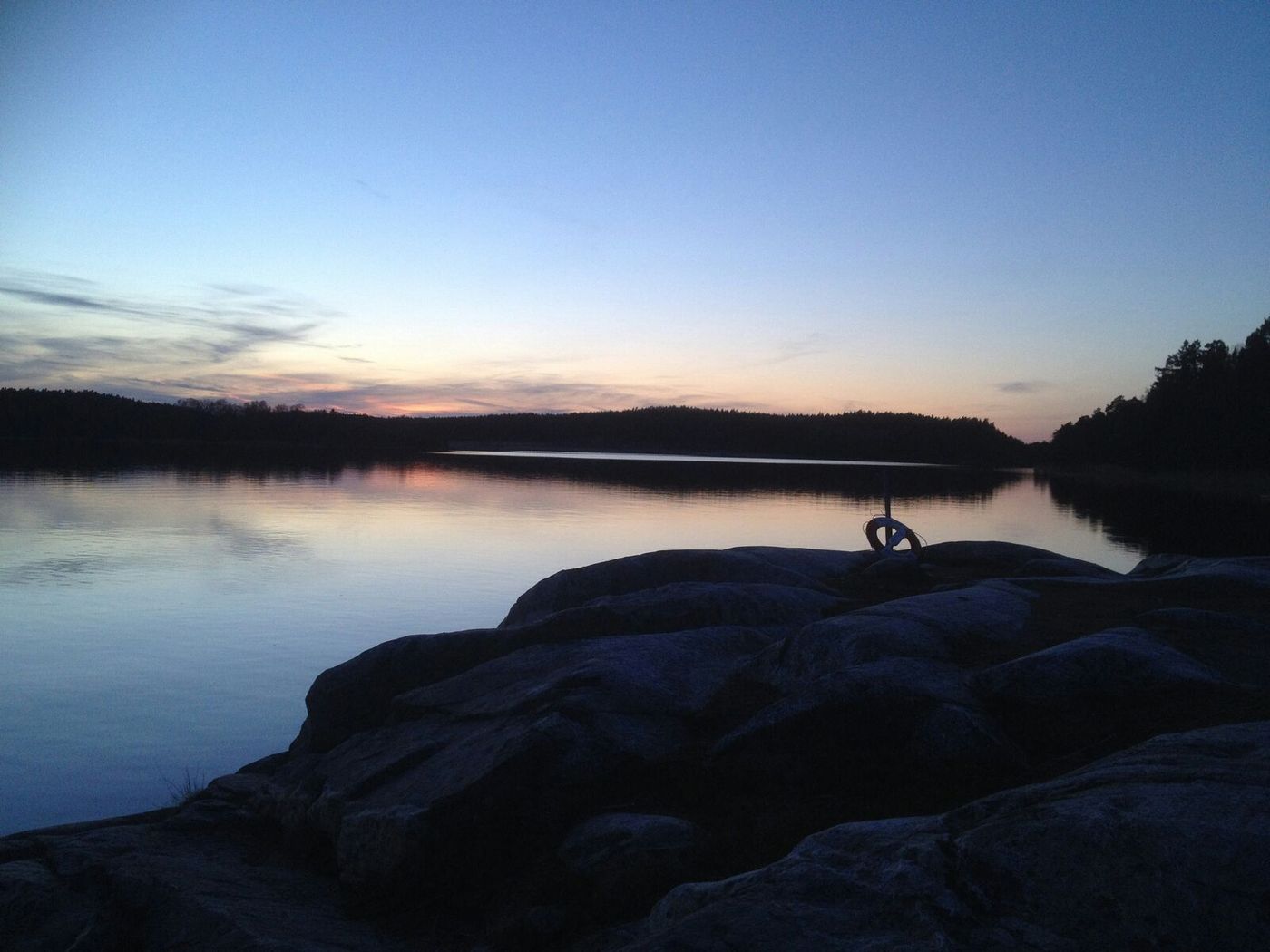 Lugn skärgårdsvik vid solnedgång, typisk för Singö